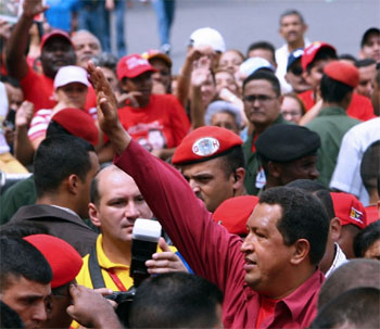 12月3日、カラカスで投票後に手を振るチャベス大統領（AFP/MARTIN BERNETTI）