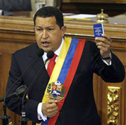 15日、ベネズエラの首都カラカスで、憲法を手に議会で演説するチャベス大統領（ロイター＝共同）