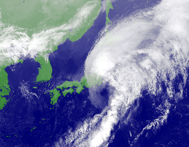 台風20号（2007年10月27日19時00分、気象衛星映像）
