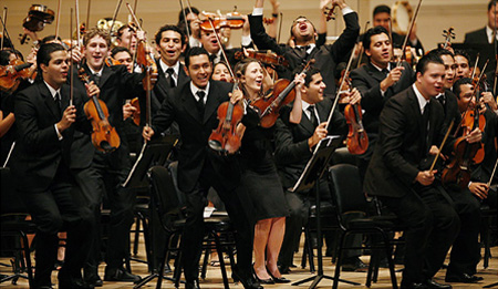 Simón Rattle leads the Simón Bolívar Youth Orchestra of Venezuela in an encore performance of Mambo!（The N.Y.Times）