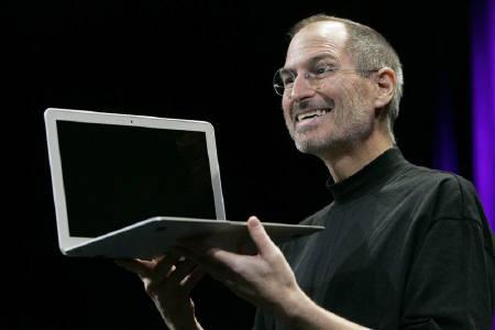 MacBook Airを発表するスティーブ・ジョブズ最高経営責任者（CEO）：ロイター