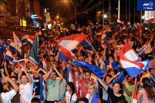 パラグアイの首都アスンシオンでルゴ候補の勝利を祝う支持者ら（AFP）