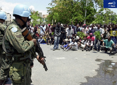 2008年4月8日、ハイチ・ポルトープランスで起こった物価高騰に対する抗議デモ（AFP BBNews）