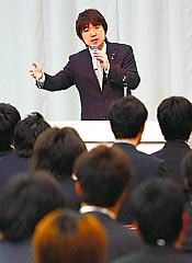 若手職員を対象にした朝礼で財政再建について説明する橋下知事（スポニチ大阪）
