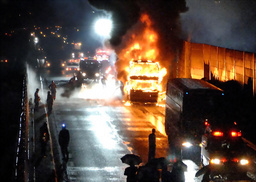 名神高速道路の上り線で炎上するバス＝29日午前0時36分、大津市、白井弘幸さん撮影（朝日新聞2008年5月29日）