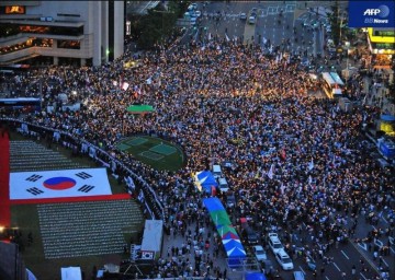 韓国・ソウルで行われた米国産牛肉の輸入再開への抗議デモ=2008年6月5日撮影（AFP）