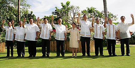 ASEAN首脳会議が開幕。フィリピン・セブに集まった首脳ら＝13日〔著作権:AP.2007〕