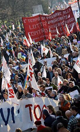 イタリア北部ビチェンツァで米軍基地拡張計画に抗議し、デモを行う人々（17日、AFP＝時事）