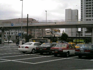 JR東神奈川駅前