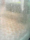 バスの窓から外の雨模様を写してみたのですが…